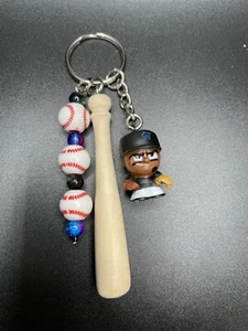 Miami Jazz Chrisholm Jr con perline da baseball e portachiavi mazza - Foto 1 di 3