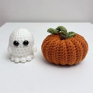Handgefertigte Halloween gehäkelte Geist und Kürbis Miniatur Plüschtier Set - Bild 1 von 6