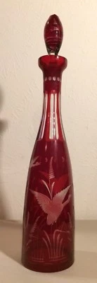 Antigua jarra de vidrio de arándano - rojo corte a claro, motivo de pantano de pato grabado Foto 1 de 4