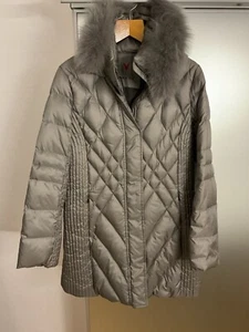 Hochwertige Daunenjacke mit Fellkapuze, Größe 42, Farbe SILBERGRAU - Bild 1 von 11