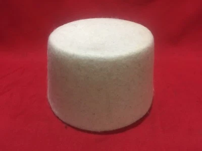 SOMBRERO DE LANA ALBANIA PLIS SOMBRERO POPULAR QELESHE HECHO A MANO 100% LANA TAMBIÉN LLAMADO PILEUS Foto 1 de 4