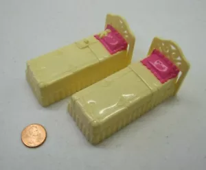 FISHER PRICE Sweet Streets HOTEL YELLOW SINGLE TWIN BED SET of 2 BEDS Dollhouse - Picture 1 of 4