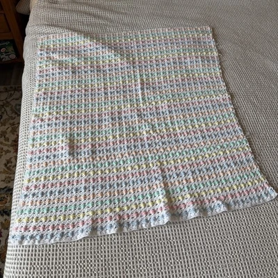 Cobertor afegão vintage pequeno mão crochê cores pastel bolinhas/listrado bebê lance - Imagem 1 de 4