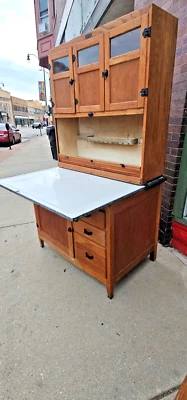 Старинный викторианский дубовый кухонный кладовой шкаф McDougall Hoosier - Изображение 1 из 4