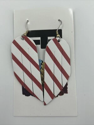 NOVO Brincos Femininos Pendurados de Couro Florido Listras Vermelhas Brancas Gota de 3" - Imagem 1 de 4