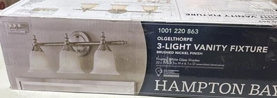 Accesorio de tocador de 3 luces Hampton Bay Olgelthorpe #1001 220 863 Foto 1 de 4