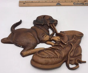 Sexton metallo fuso arte da parete decorazione cane da masticare scarpe decorazione da parete 1975 RARO - Foto 1 di 7