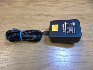 yHi Plug-in Power Adapter YC-1018-S05-U 100-120V~ 60Hz, 0.40A +5.0VDC 2.5A - Picture 1 of 9