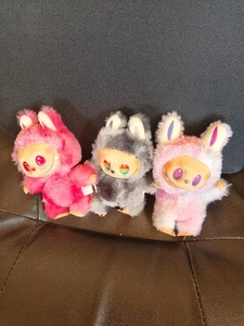 3 x LABUBU DIE MONSTER PUPPEN PLÜSCHTIERE SCHLÜSSELANHÄNGER - Bild 1 von 5