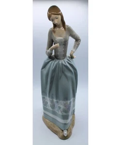 Lladr? 4805 | Mujer con paraguas | Dedo roto y sin paraguas - Imagen 1 de 4