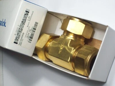 1 - Camiseta Swagelok Latón Union, Tubo OD de 1", B-1610-3 Foto 1 de 4