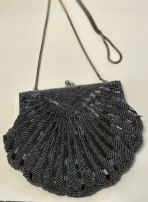 Bolso sin asas de noche Magid con cuentas con almeja plateado correa para el hombro azul Foto 1 de 4