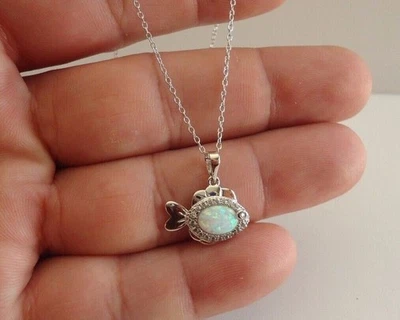 Colgante con dije de ópalo de fuego simulado de corte ovalado de 2 quilates enchapado en oro blanco de 14 k Foto 1 de 4