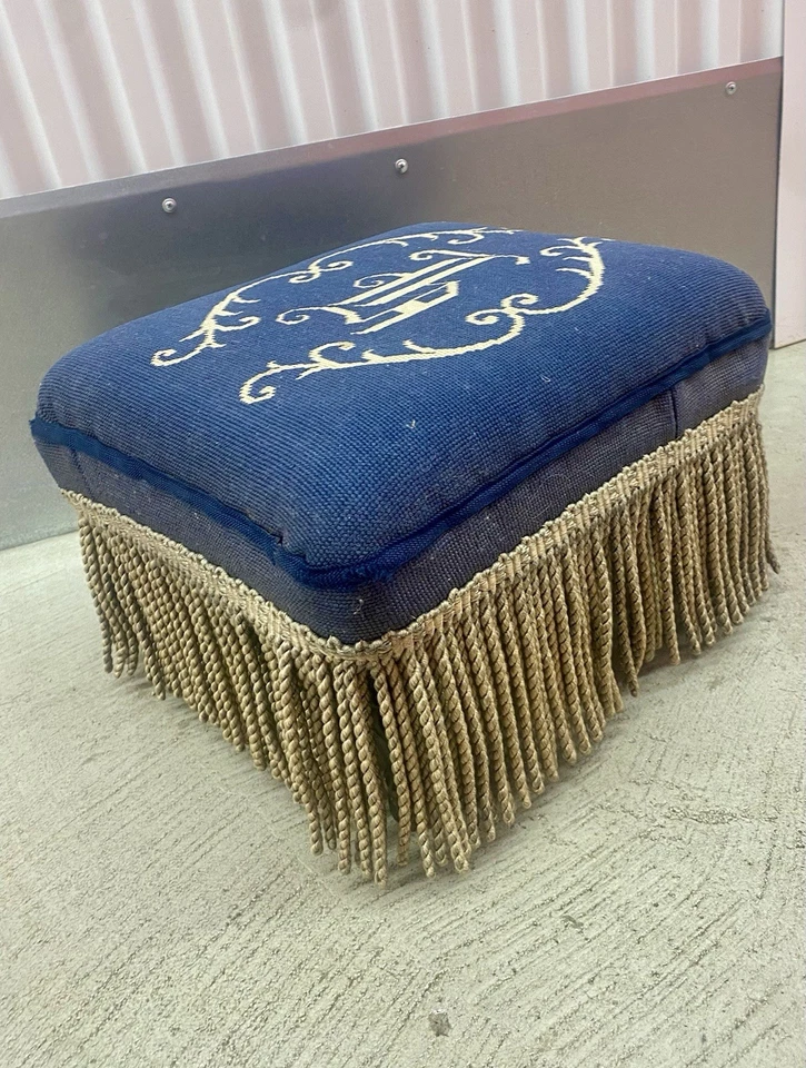 Reposapiés vintage monograma punta de aguja lana rectangular CottageCore flecos dorados Foto 1 de 4