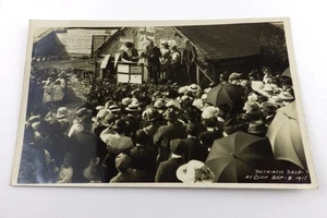 ANTIKE ECHTFOTO-POSTKARTE 1. WELTKRIEG PATRIOTISCHER VERKAUF IN CLUN SEPT. 1915 RP - Bild 1 von 2