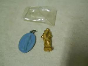Vintage Mini Gold Madonna & Child Pocket Prayer Shrine Plastic Religious Pendant - Picture 1 of 6