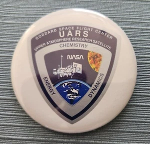 NASA / GODDARD -- UPPER ATMOSPHERE RESEARCH SATELLITE ( UARS ) -- PIN - Picture 1 of 2