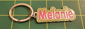 Schlüsselanhänger grün und rosa Name MELANIE, personalisiert Metallschlüsselanhänger, B3B5 - Bild 1 von 2