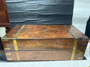 Antigua caja de almacenamiento con adornos de latón de madera burlada. - Imagen 1 de 23
