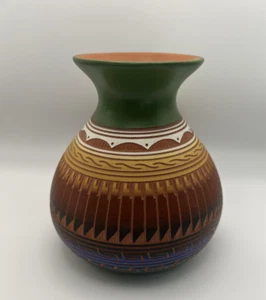Navajo Native American Art Etched Pottery Vase signed V. Leslie - Picture 1 of 10