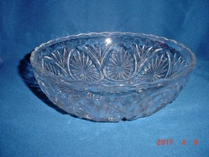 VINTAGE ANCHOR HOCKING - CLEAR GLASS - CAMEO/MEDALLION - 8" SERVING BOWL - Picture 1 of 6