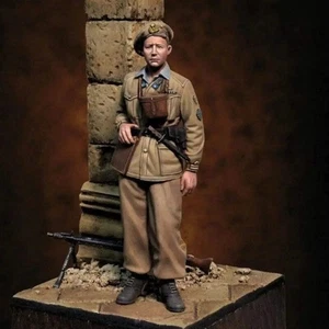 1/35 Resin Model Kit Italian Officer Soldier Africa WW2 Unpainted - Picture 1 of 3