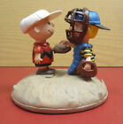 Charlie Brown et Schroeder discutent de stratégie dans la statue « monticule de baseball » en arachides