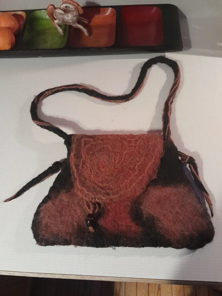 Cartera hecha a mano fieltro 100 % lana hervida con cierre de cuentas de vidrio malva y negra Foto 1 de 4