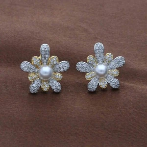 Aretes florales con brillantes pétalos de circonita cúbica y centro de perlas - Imagen 1 de 25