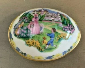 Caja de píldoras baratijas de huevos de Pascua Lenox 1986 mujer niños perro casa victoriana - Imagen 1 de 3