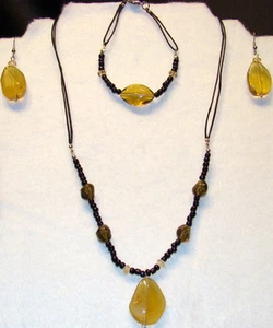 Collana Bracciale Orecchini Set Pepita Verde Perline Nere Fatte a Mano - Set 07 - Foto 1 di 4