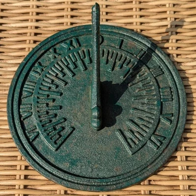 Reloj de sol de jardín de hierro fundido verde vintage, números romanos decorativos - Imagen 1 de 4