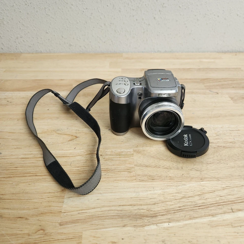 Kodak EasyShare Z740 5.0MP Digital Camera - Silver 10x Zoom - For parts - Image 1 of 4