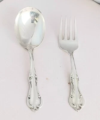 Juego de bebé de 2 piezas Juana de Arco de International Sterling Foto 1 de 3