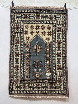 Hermosa alfombra pequeña de lana con diseño de oración paquistaní anudada a mano de colección Foto 1 de 4