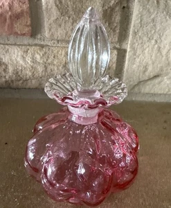 "Botella de perfume tocador óptica arándano de vidrio Fenton vintage usada en excelente estado 5"" H elegante" - Imagen 1 de 7