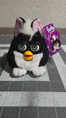 Pelúcia Furby Buddies "Light Please" bicho de pelúcia preto e branco 1999 etiqueta vintage - Imagem 1 de 4