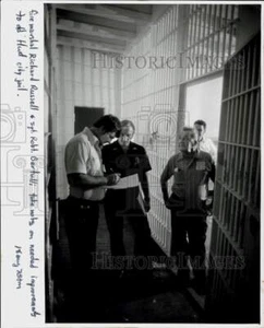 1978 Pressefoto Richard Russell und Robert Bertulli überprüfen altes Howard City Gefängnis - Bild 1 von 2