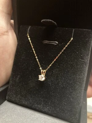 Collar colgante de diamantes cultivados en laboratorio de 0,32 quilates de oro amarillo de 18 quilates certificado E/VS1 IGI Foto 1 de 4