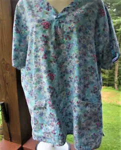 Crest Brand SCRUB TOP Size M - Floral Pattern - Picture 1 of 4