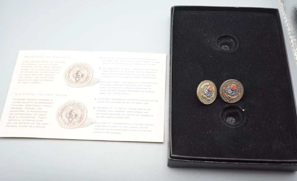 Prendedores de solapa vintage del equipo de la Guardia Nacional del Ejército de los Estados Unidos y Defensores de la Libertad en caja Foto 1 de 4