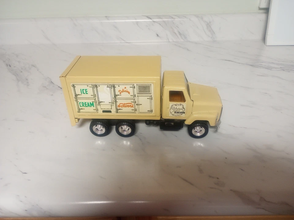Camión de helados Schwans International de acero prensado Ertl de colección Foto 1 de 4