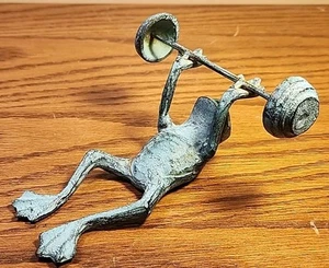Vtg Bronze Cast Green VERDIGRIS WEIGHT LIFTING FROG PAPERWEIGHT Metal Art COOL ! - Picture 1 of 8