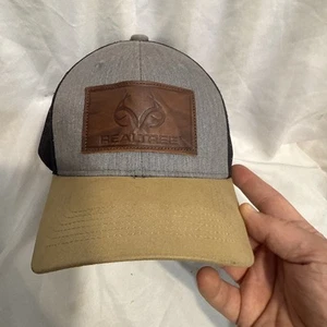Realtree Leather Patch Grey Mesh Back Trucker Adjustable Hat Mens NWT - Bild 1 von 6