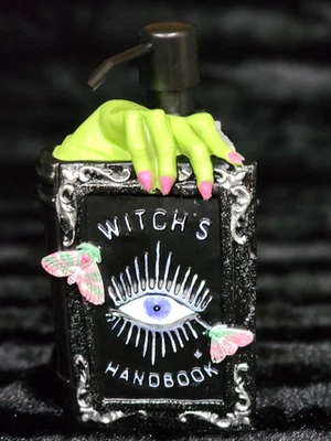 MANUAL DE BRUJAS Mal de Ojo Polillas Jabón Loción Dispensador 7" Halloween Baño Gótico Foto 1 de 4