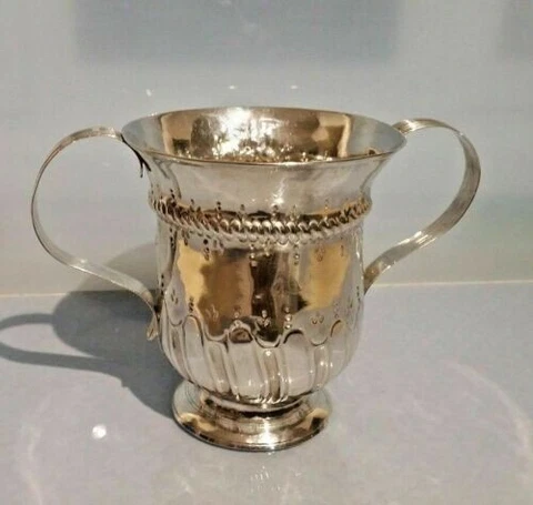 1771 substantial silver twin handled Georgian porringer drinking cup 264 grms Cover