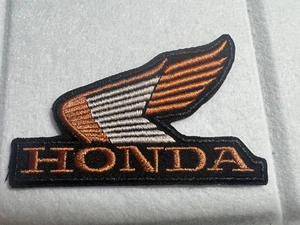 RARO HONDA ALA IZQUIERDA BORDADO TELA PARCHE INSIGNIA NUEVO - Imagen 1 de 3