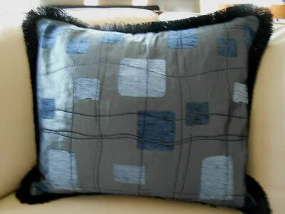 ÚLTIMO Nuevo GRANDE Gris Pizarra y Azul CUADRADOS MODERNOS Chenilla Flecos Funda Cojín Foto 1 de 4