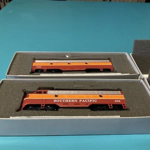 Bachmann Plus Trains EMD F7A SP LUCE DIURNA 356 locomotiva 11235 e auto 11237 - Foto 1 di 10
