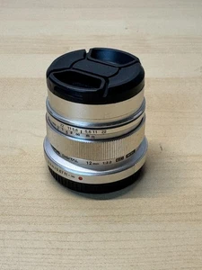 OLYMPUS M. ZUIKO DIGITAL ED 12mm f/2.0 silber (AK37) - Bild 1 von 3